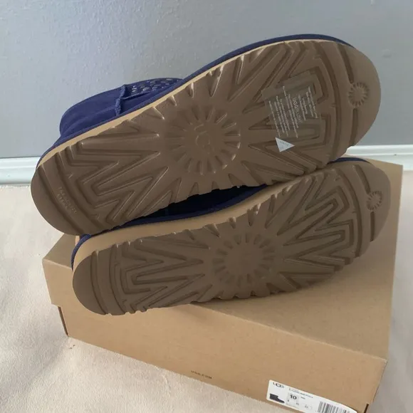 UGG CLASSIC MINI STUD BOOT