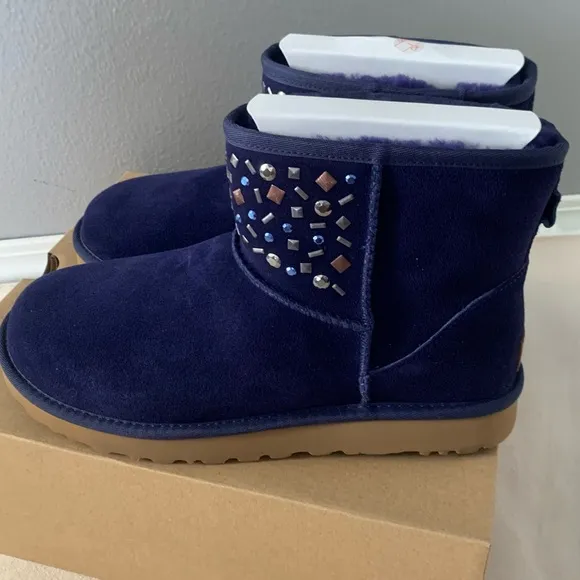 UGG CLASSIC MINI STUD BOOT