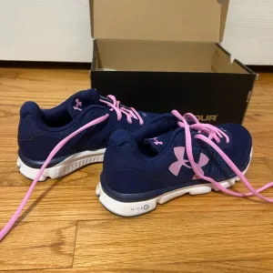 Under Armour Youth Girls Athletic Shoes Size 4