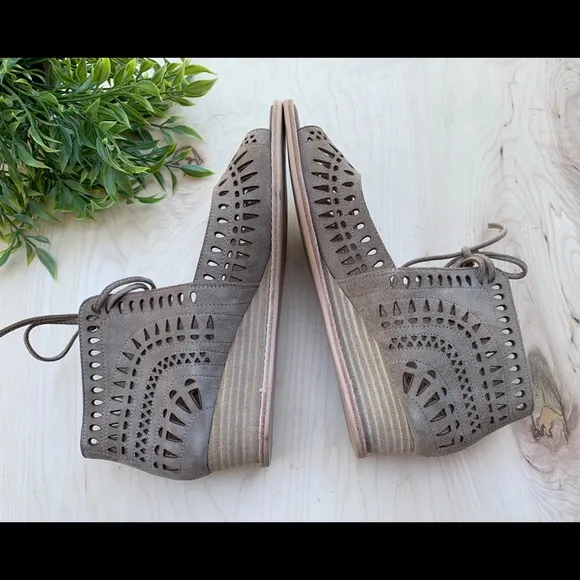 Vaneli Vintage NEW tie up shoes
