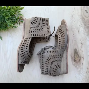 Vaneli Vintage NEW tie up shoes