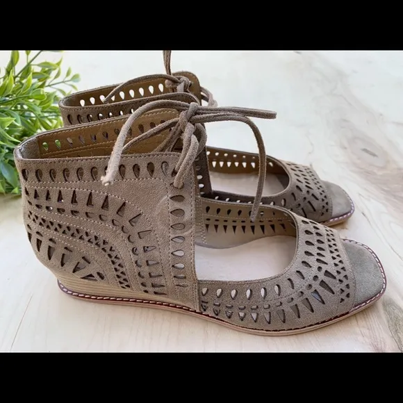Vaneli Vintage NEW tie up shoes
