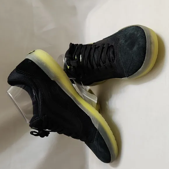 Vans Off the Wall A.V.E Black Sulphur Ultimate Waffle sneakers (m size 7.5)