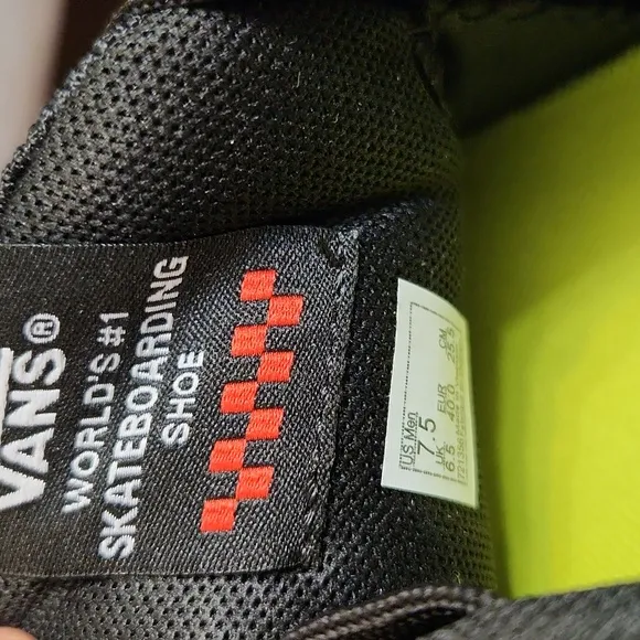 Vans Off the Wall A.V.E Black Sulphur Ultimate Waffle sneakers (m size 7.5)