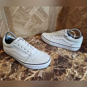 Vans women's Off The Wall skateboard low blue shoes size 9.  531