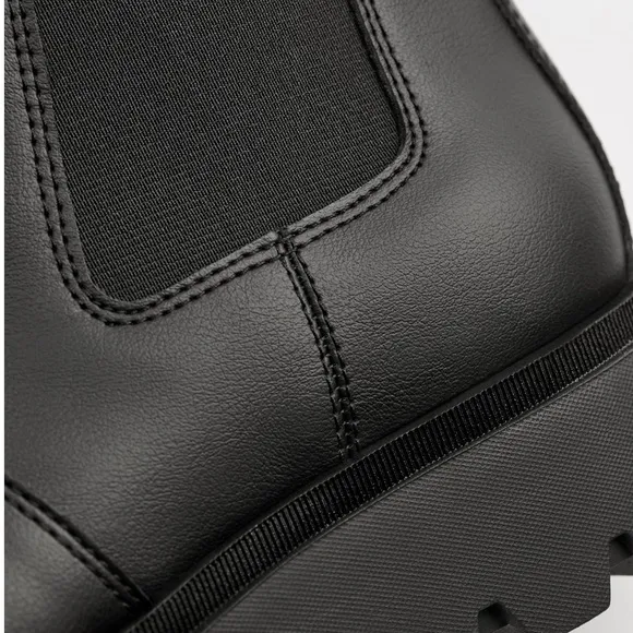 ZARA MEN TREADED CHELSEA BOOTS